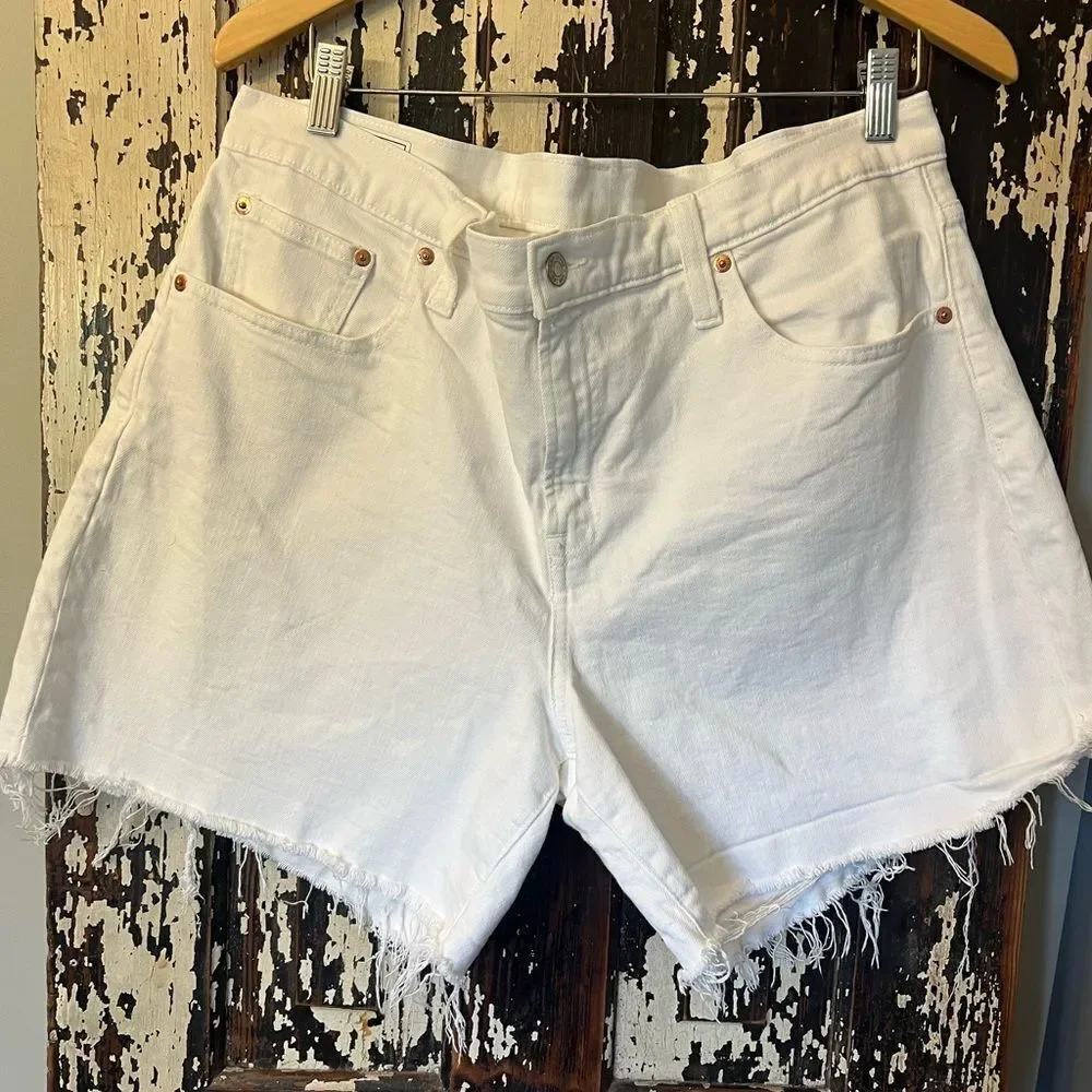 GAP white Denim 5” short mid rise Women Shorts. Size 34 18 reg.